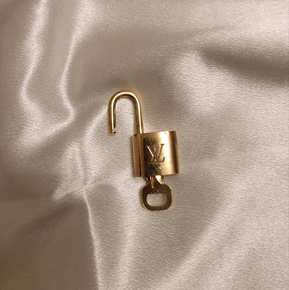 Louis Vuitton Lock and Key #322 - Picture 3 of 3
